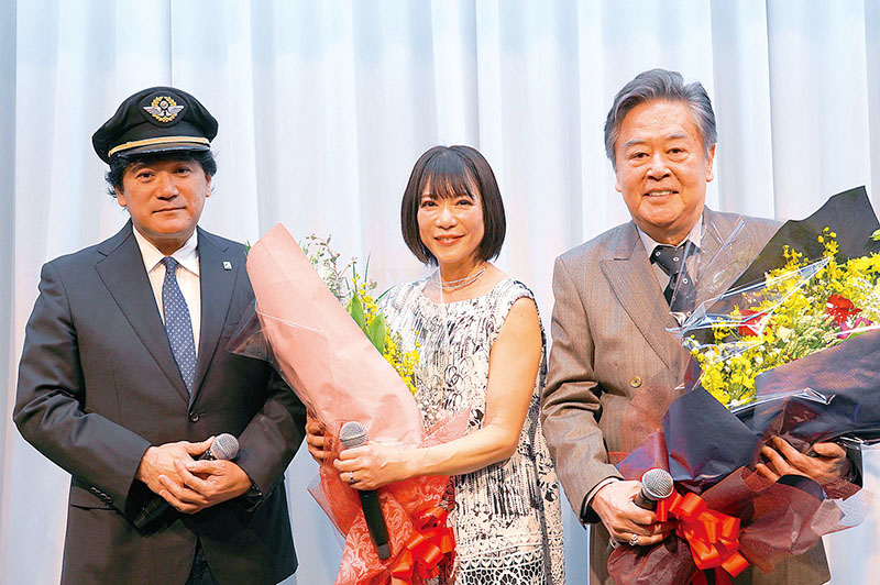 セレモニー浦和美園ホールオープニングイベントのトークショーに登場した掘ちえみさん（中央）、風間杜夫さん（右）、志賀司社長