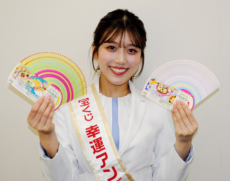 バレンタインジャンボをPRする宝くじ幸運アンバサダー松永鈴帆さん