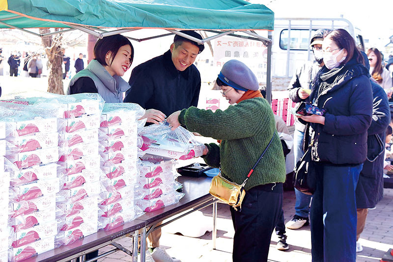 本庄産あまりんを販売し、好評を集めた「ほんじょうプレミアムストロベリーマーケット2026」＝15日午前、本庄市北堀のカミケンシルクドーム（本庄総合公園体育館）前