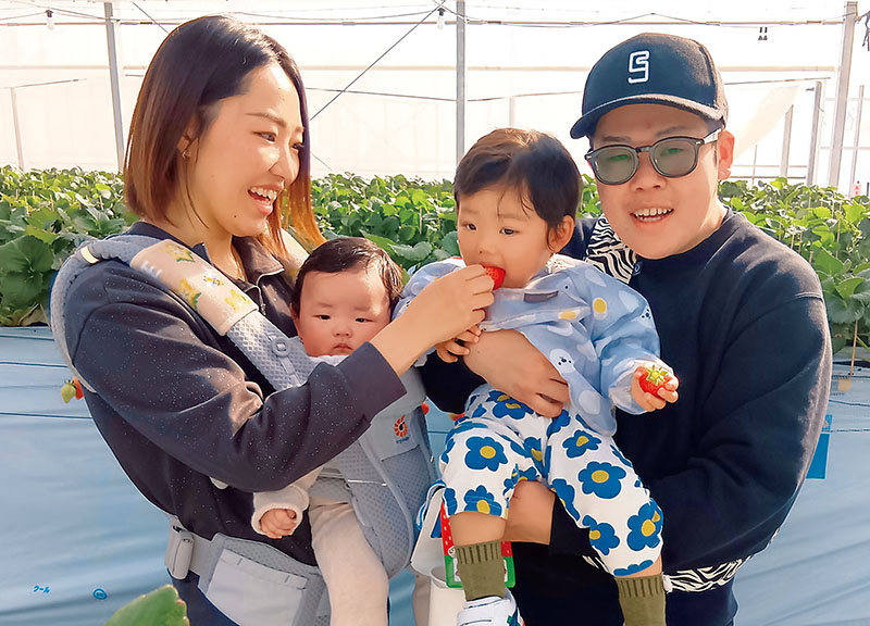 イチゴ狩りを楽しむ家族連れ