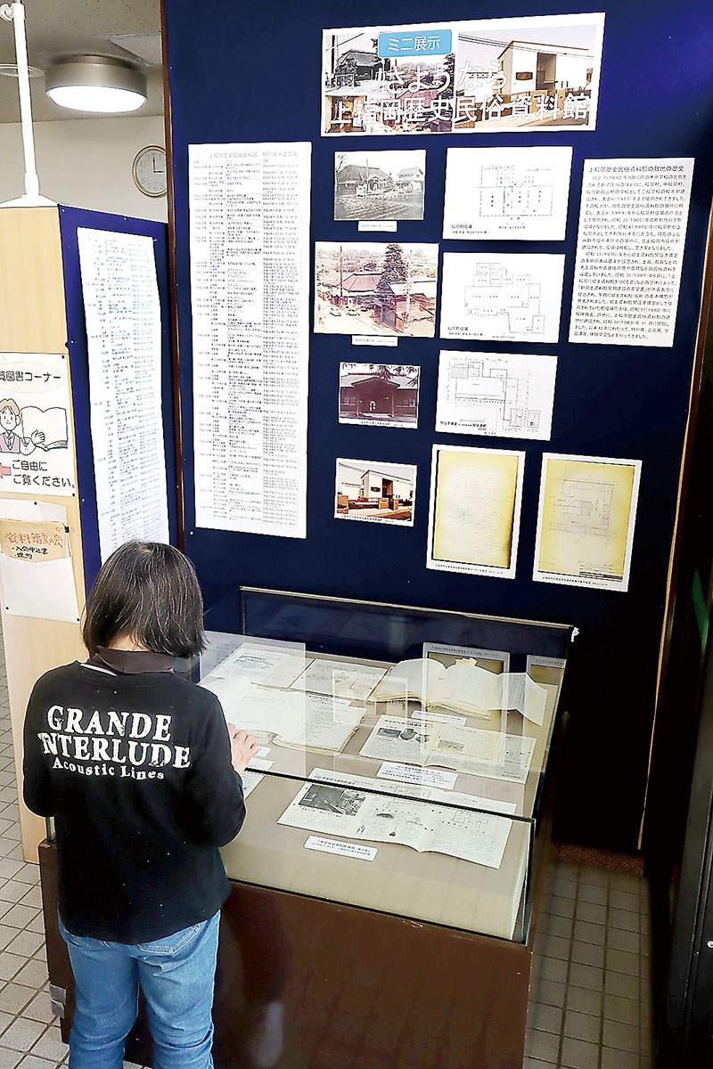 上福岡歴史民俗資料館の43年間の歴史を辿った資料や写真を展示したミニ展示会＝ふじみ野市長宮