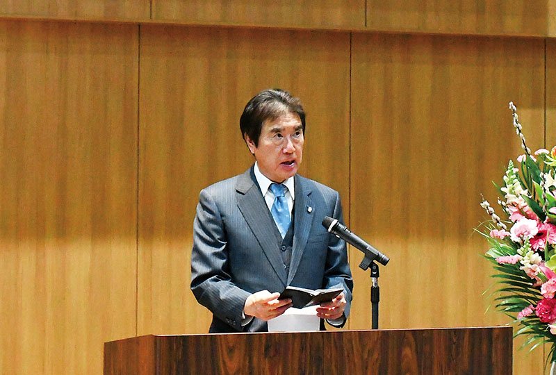 式典であいさつする中村毅戸田中央メディカルケアグループ会長＝1月31日、戸田中央看護専門学校講堂