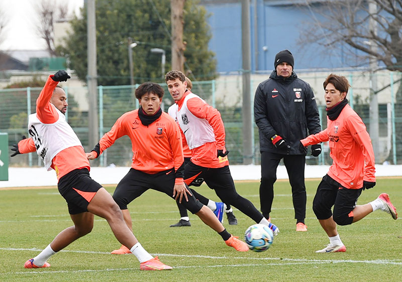 横浜M戦に向けトレーニングを行う関根（右）ら浦和の選手たち＝17日午前、大原サッカー場