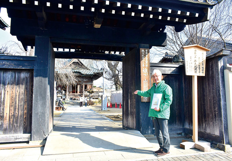 札所巡りの魅力を紹介する宮城敏さん＝1月、秩父市東町の秩父札所13番・慈眼寺