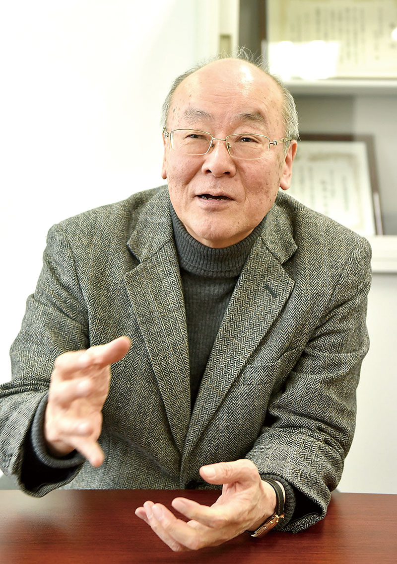 インタビューに答える松本正生・埼玉大学名誉教授