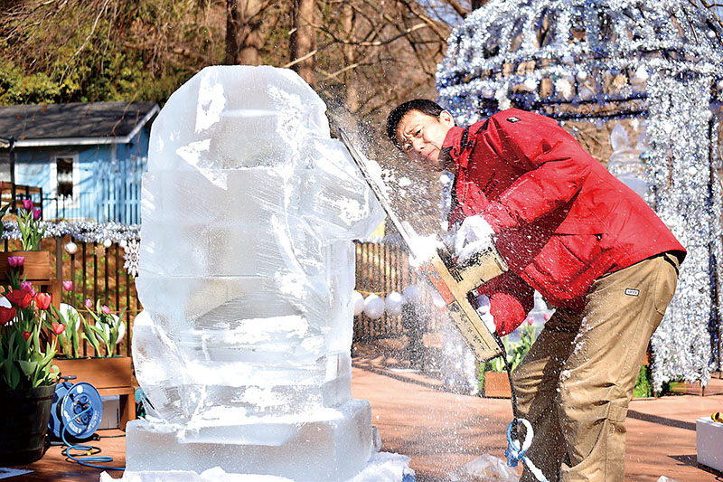 氷彫刻のライブパフォーマンスをする小阪芳史さん＝15日午後、飯能市宮沢