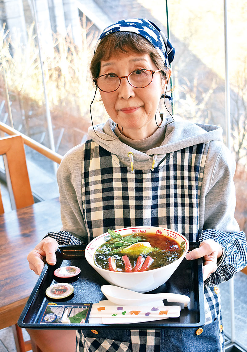 浦山ダムラーメンを紹介する小池茂子さん＝18日、秩父市の防災資料館「うららぴあ」さくら湖食堂