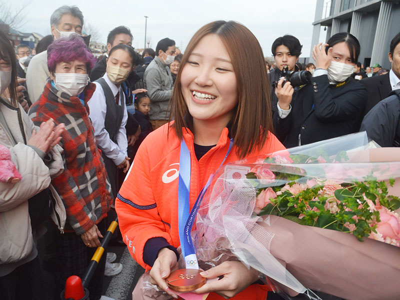 地元住民の祝福を受ける小野光希選手