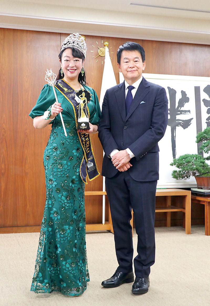 清水勇人さいたま市長（右）を表敬訪問した柳沢理子さん