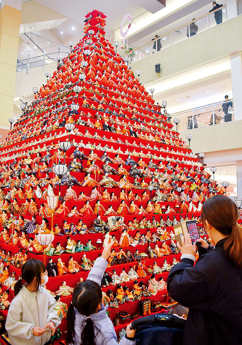 1631体のひな人形で彩られた高さ約7メートルのピラミッドひな壇