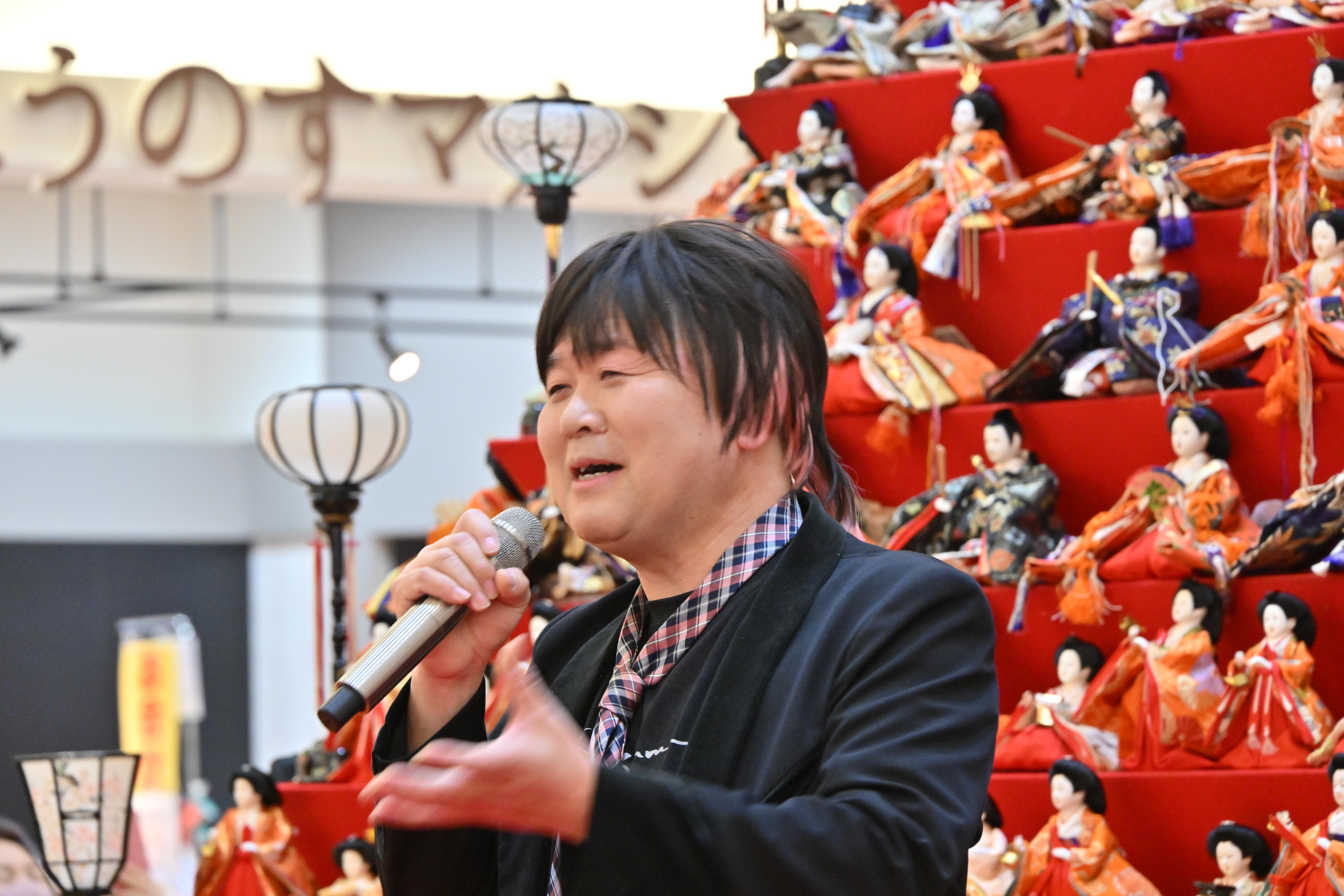 歌とトークで会場を盛り上げるさくまひできさん