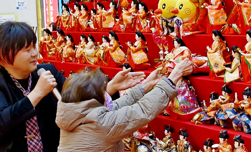 会場の希望者が飾り付け。ピラミッドひな壇が完成した