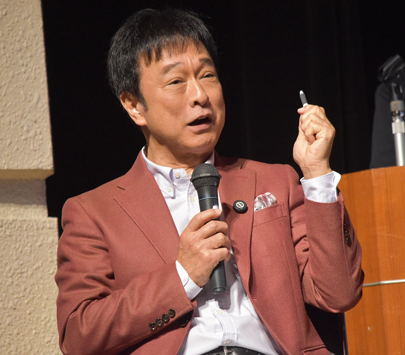 「深谷バスサミット」で登壇し、地域交通について学んだ太川陽介さん＝19日午後、深谷市本住町の市民文化会館小ホール