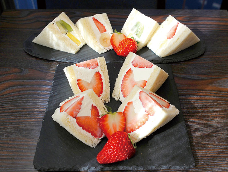 バナナ、キウイ、パイナップル、イチゴが入ったフルーツサンド（奥）と季節のフルーツサンド