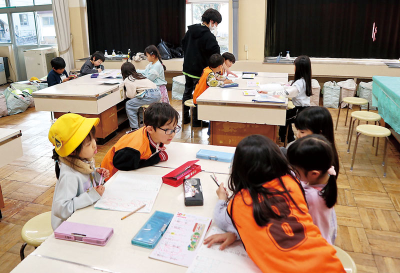 放課後子ども居場所事業の様子。宿題をする児童たち＝1月19日、さいたま市浦和区の市立岸町小学校