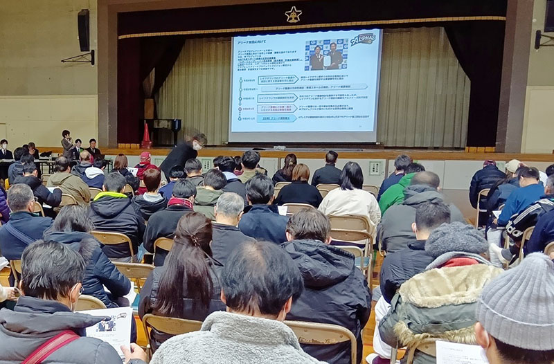 ホームアリーナ整備に向けチームの説明を聞く住民ら＝20日夜、越谷市立大相模中学校