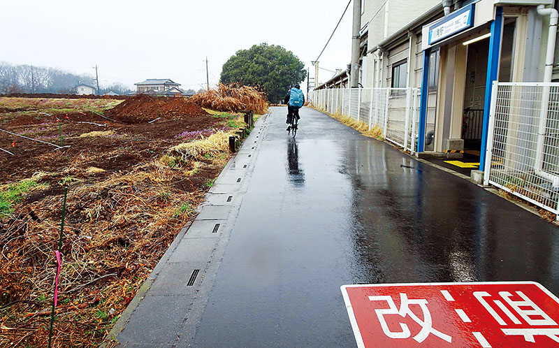 駅前広場やアクセス道路が整備される川角駅学園口付近＝25日午前、毛呂山町下川原