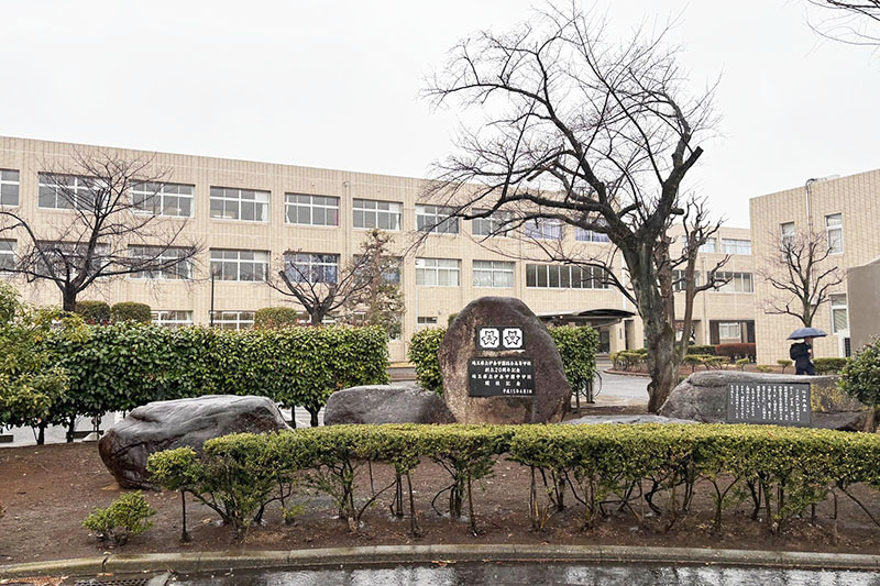 男子生徒が同級生にカッターで切りつけられる事件が発覚した県立伊奈学園中学校＝25日午前、伊奈町学園