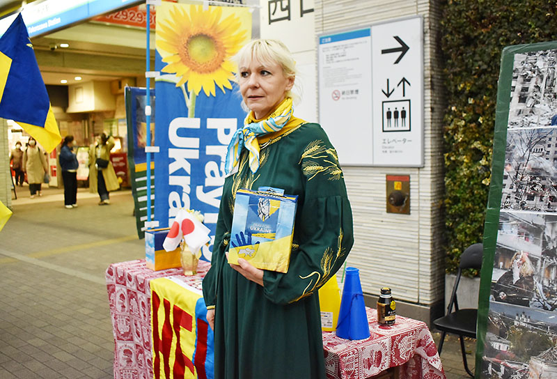 募金を呼びかけるクリスティーナさん＝24日午後、所沢市日吉町