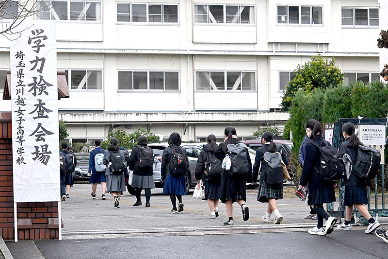 受験会場に入って行く受験生ら＝26日午前、川越市六軒町