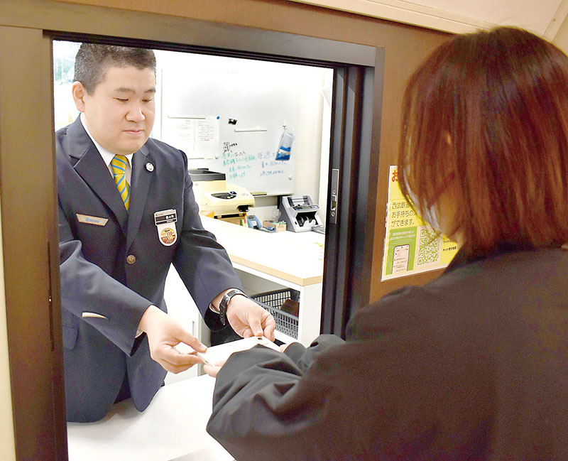 お忘れもの取扱所での受け取りの様子＝24日、所沢駅