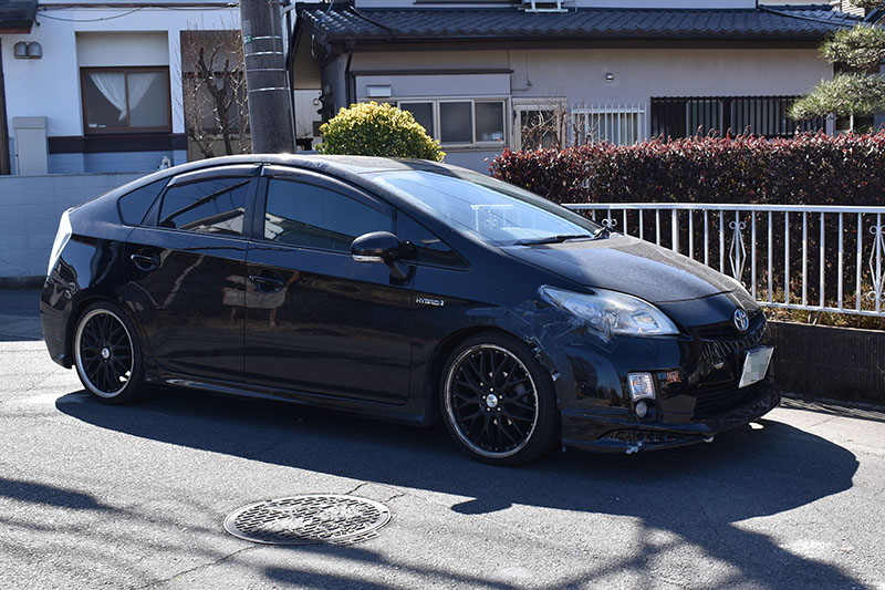 強盗致傷容疑で逮捕された男らが乗っていた乗用車＝2月19日、狭山市内（画像の一部を加工しています）