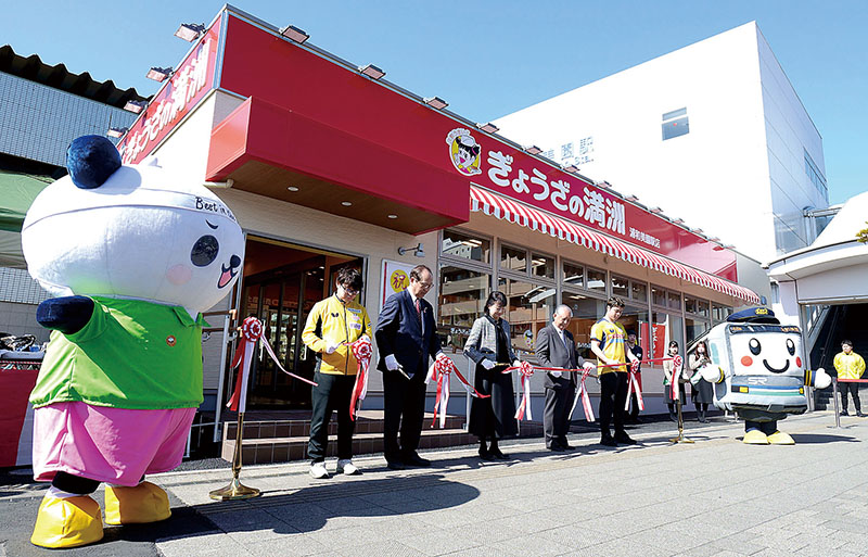 関係者らによるテープカット＝2月21日午前、さいたま市緑区美園