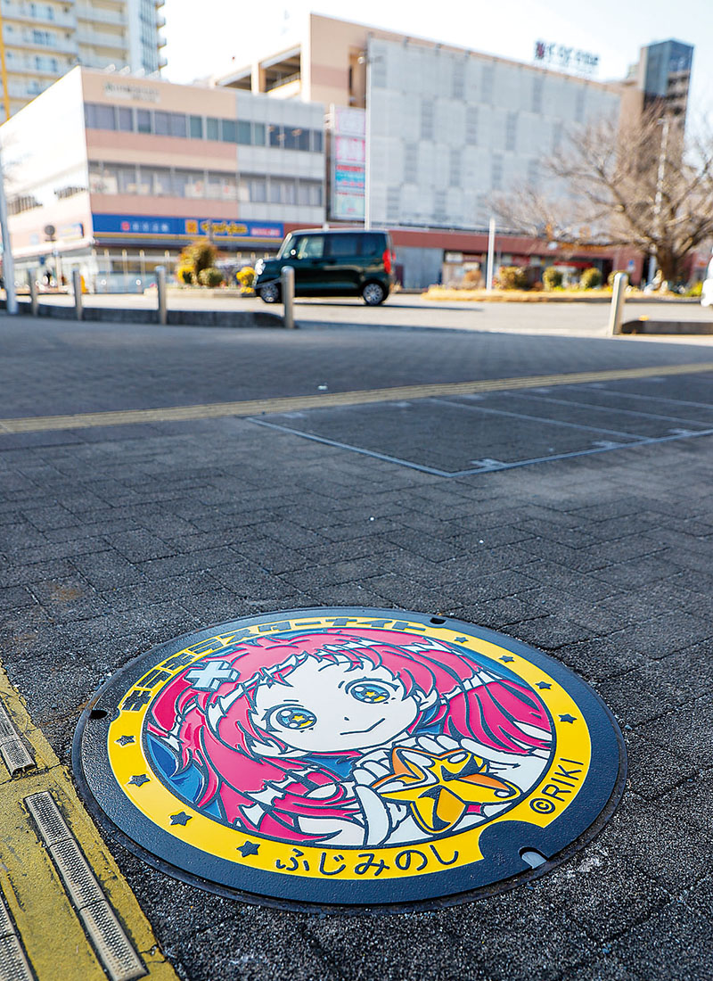 東上線上福岡駅西口の歩道に設置されたゲームソフト「キラキラスターナイト」のメインキャラ「キララちゃん」をデザインしたマンホールのふた＝ふじみ野市霞ケ丘1丁目（同市提供）