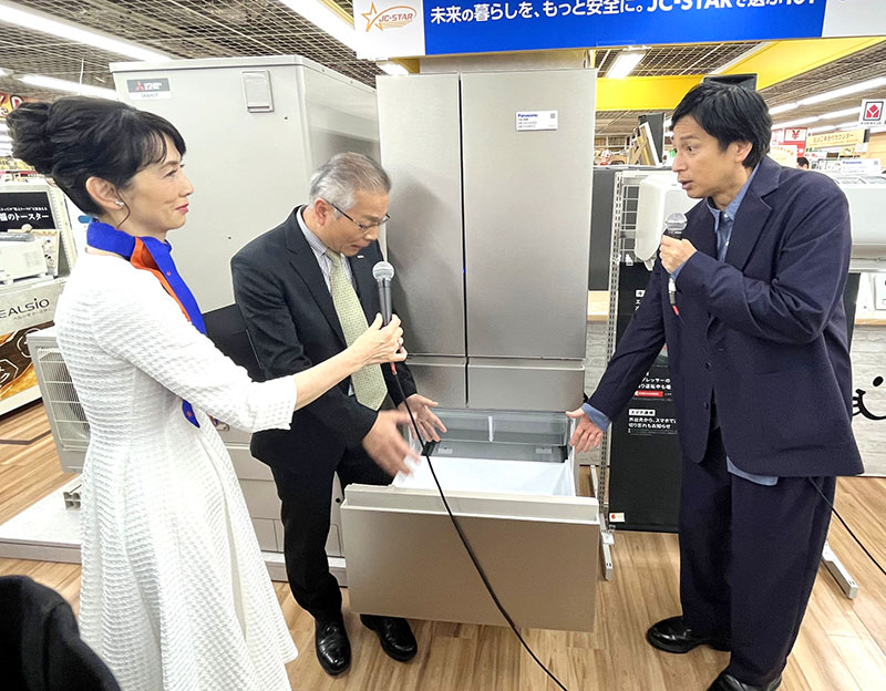 IoT家電の最新機能に興味津々の徳井さん（右）とフリーアナウンサーの渡辺真理さん（左）＝2月26日、東京都豊島区