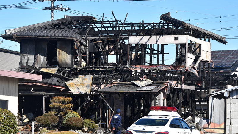 住宅が全焼し、2人の遺体が発見された現場＝4日午前9時25分ごろ、本庄市北堀