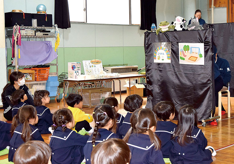 園児向けの防犯教室で披露された人形劇＝2月24日午後、春日部市の真由美幼稚園