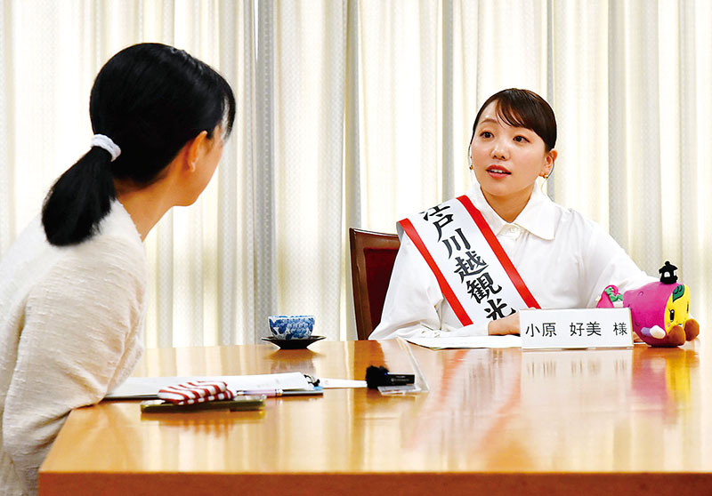 森田初恵市長（左）から小江戸川越観光親善大使の委嘱を受けた小原好美さん（川越市提供）