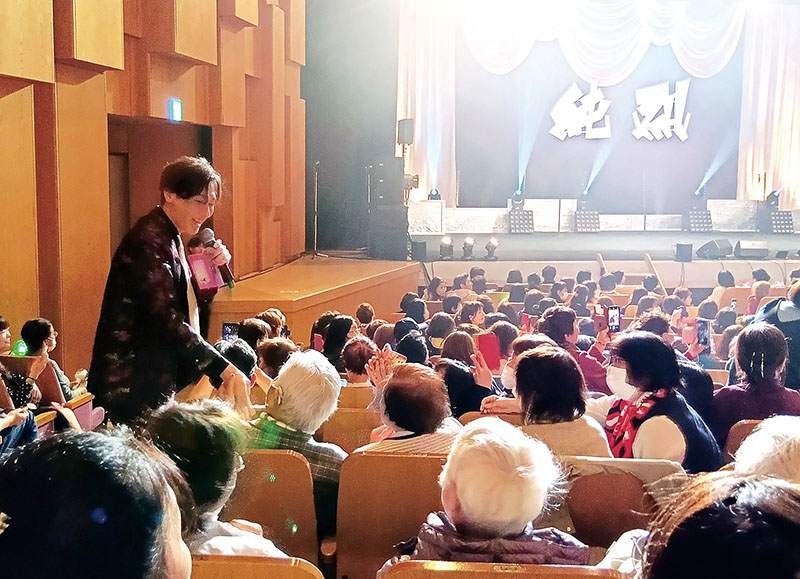 メンバー3人が舞台から降りて、歌いながら観客一人一人と握手を交わす「純烈コンサート」