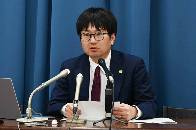 要望書を提出し、記者会見した遺族代理人の牧野裕貴弁護士
