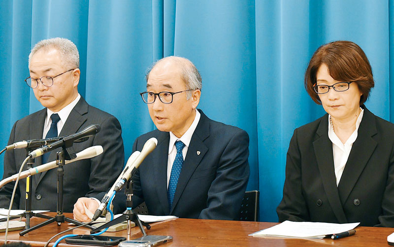 会見した小児医療センターの岡明病院長（中央）＝11日午後、さいたま市内