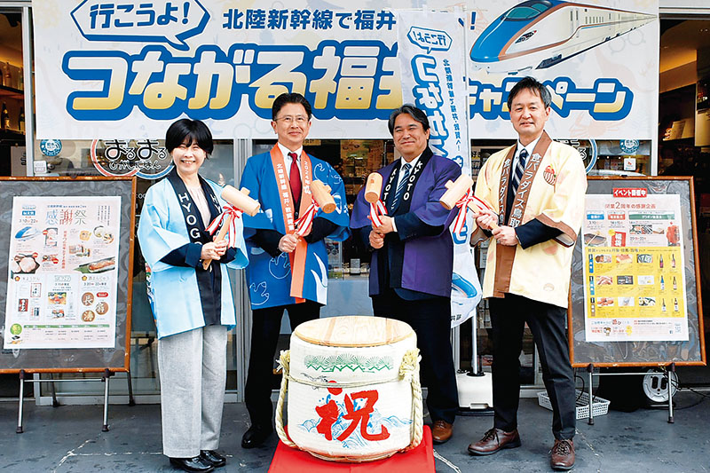 4府県の地酒を振る舞う兵庫、福井、京都、鳥取の関係者＝10日、さいたま市大宮区