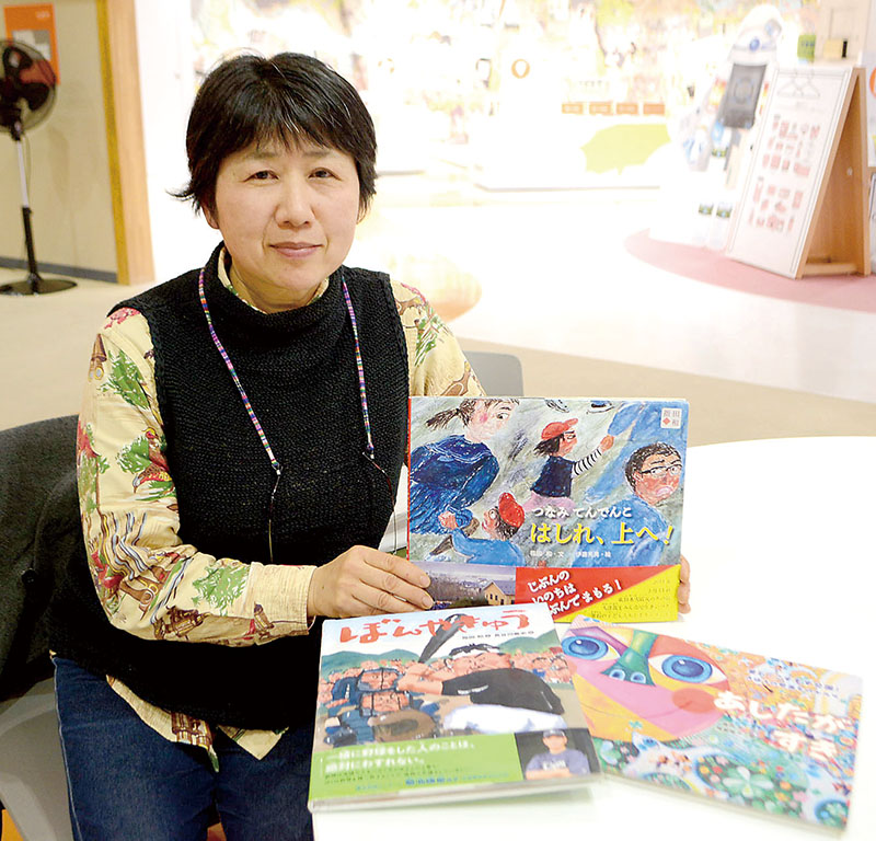 「つなみてんでんこ―」など、東日本大震災の被災地岩手県釜石市を取材し、3冊の絵本を書いた指田和さん