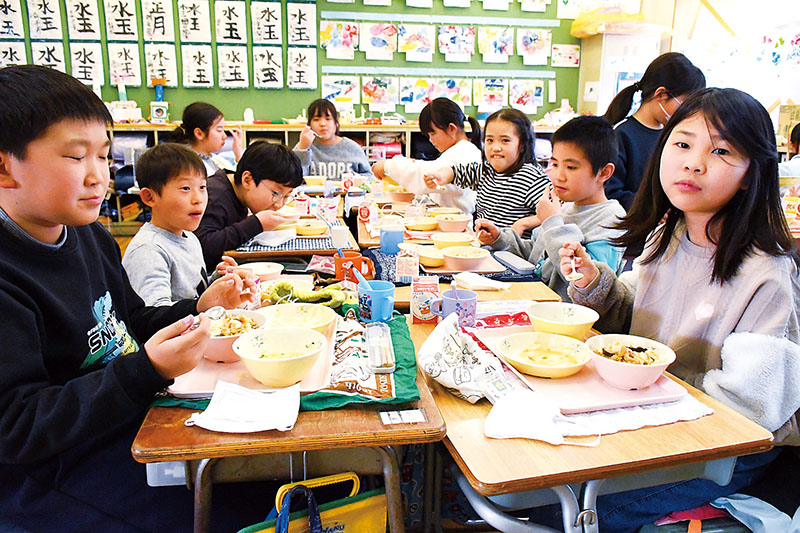 給食を楽しみながら味わう児童たち＝4日午後、川口市西川口の市立仲町小学校