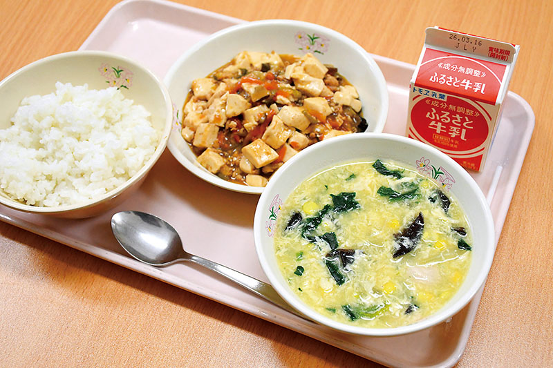 市立仲町小学校の給食メニュー。右下がきくらげ入り中華風コーンスープ