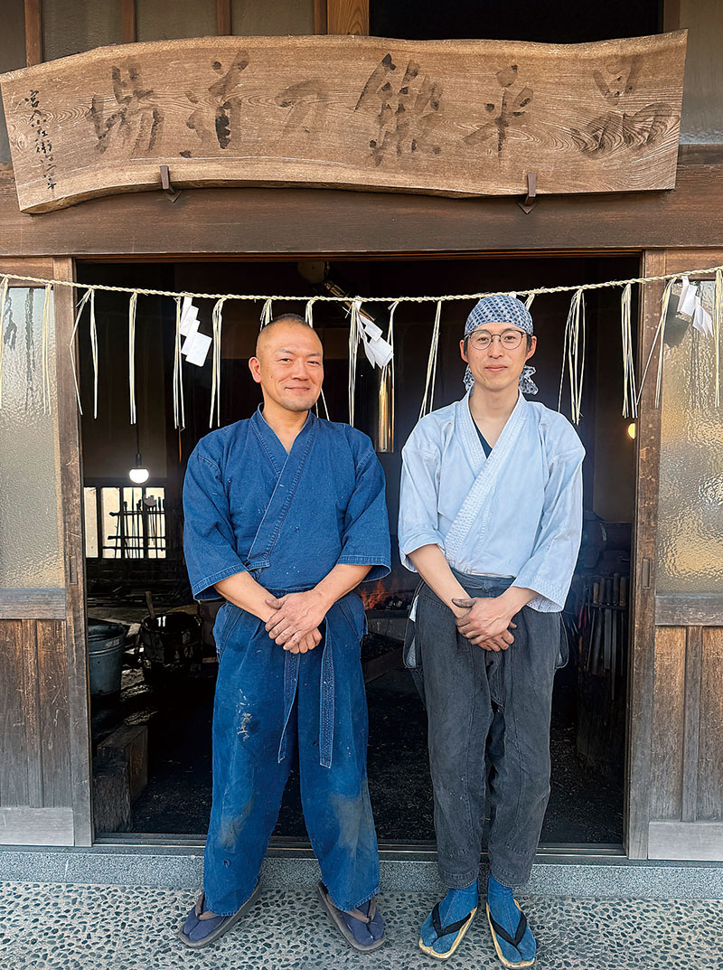 川﨑晶平刀匠（左）と弟子の渡部透さん
