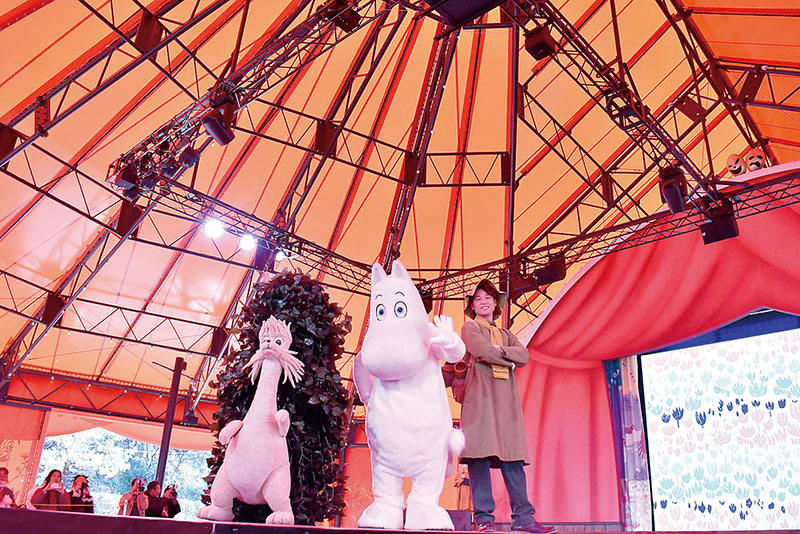 リニューアルオープンしたエンマの劇場で新たなショーが披露された