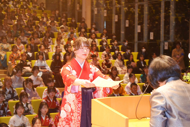 卒業証書を受け取る学生