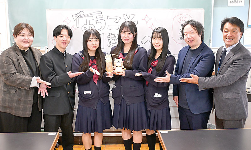 「玉ちゃんソーダ」の商品化に携わった県立川越西高校とONDOホールディングスの関係者ら