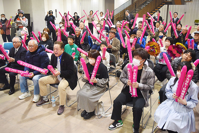 スティックバルーンを手に村岡桃佳選手を応援する人たち