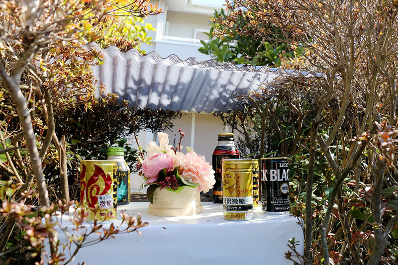 事件のあった男性宅。今でもコーヒーや花が供えられていた