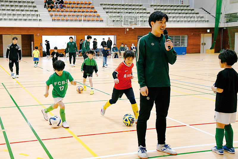 フットサル教室を楽しむ選手と子どもたち＝1日、吉川市総合体育館