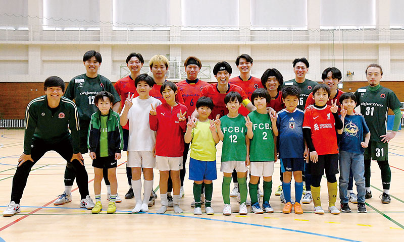 イベントを主催したディセンドーラ吉川の選手とエスコートキッズ＝1日、吉川市総合体育館