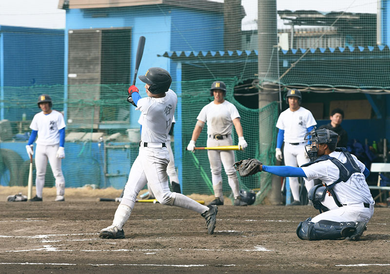 実戦形式の練習に励む花咲徳栄の選手たち