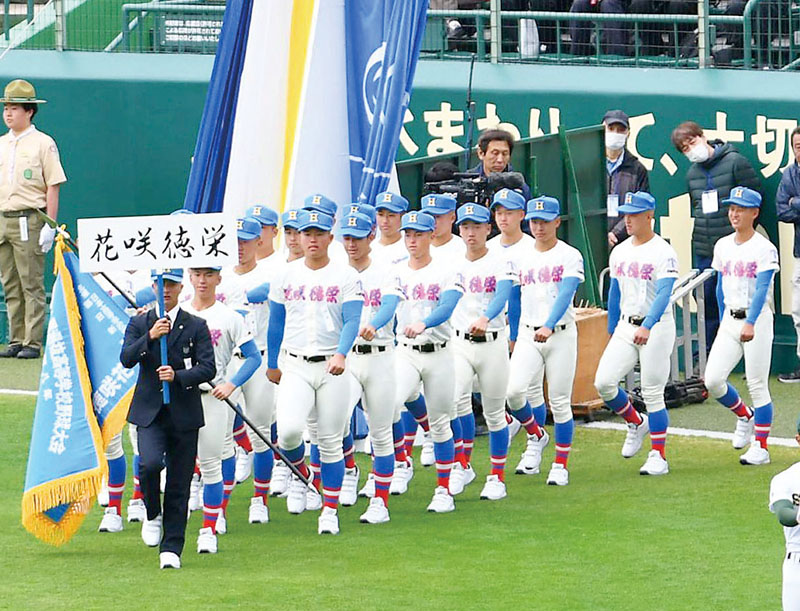第98回選抜野球大会で、入場行進する花咲徳栄の選手たち＝19日午前、甲子園球場