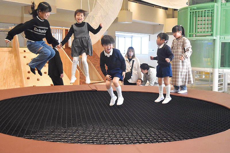 トランポリンで遊ぶ子どもたち＝14日午前、深谷市仲町の「こどもふっかパーク」